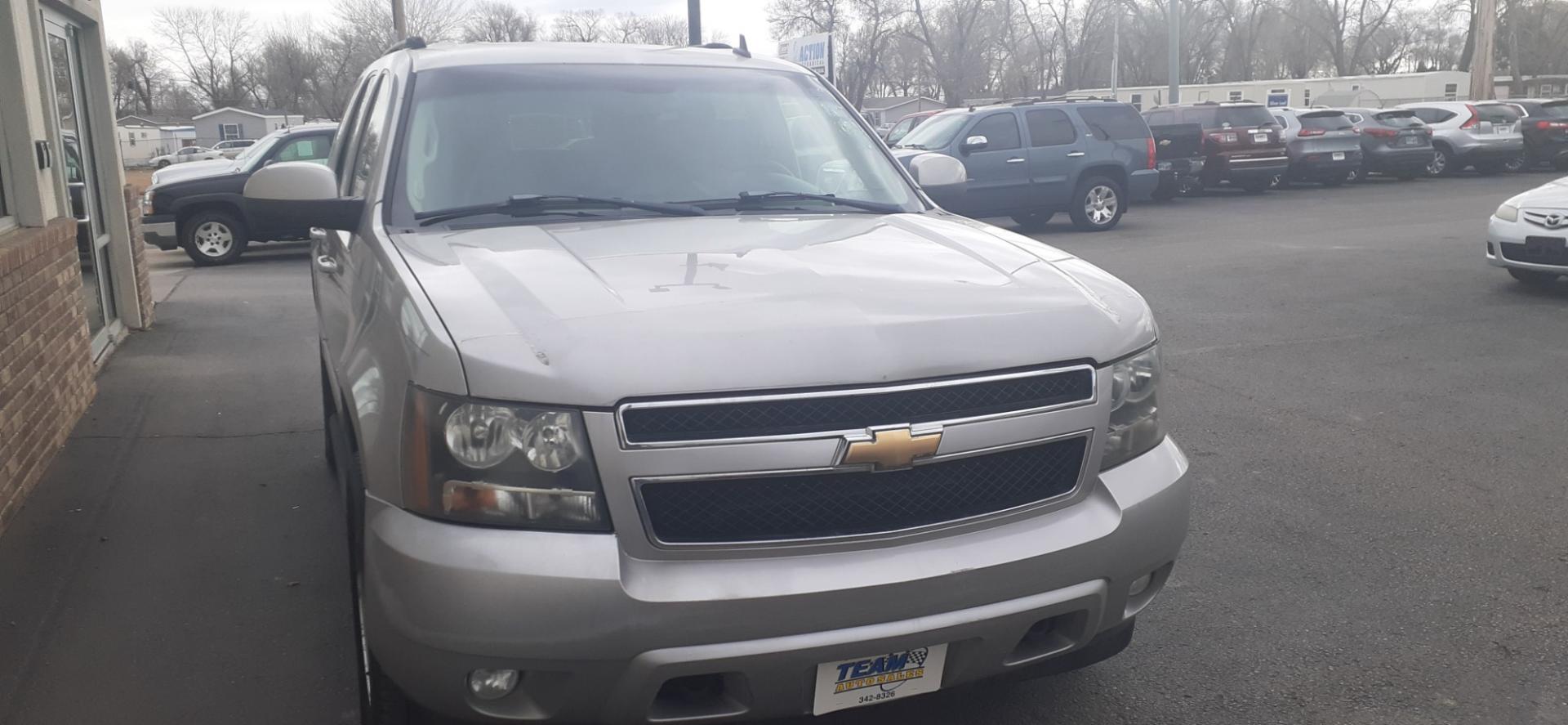 2007 Chevrolet Tahoe LS 4WD (1GNFK130X7J) with an 5.3L V8 OHV 16V FFV engine, 4-Speed Automatic Overdrive transmission, located at 2015 Cambell Street, Rapid City, SD, 57701, (605) 342-8326, 44.066433, -103.191772 - Photo#4